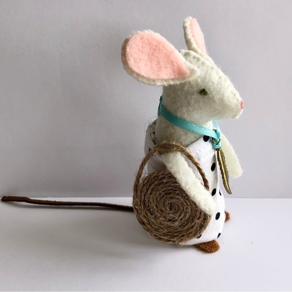 Boho Felt Mouse Art Doll hand-sewn straw bag brass feather shopping summertime - Picture 7 of 10